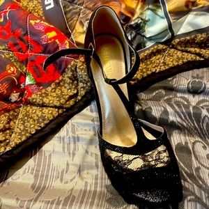 Beautiful dress heels perfect for the holidays. Size 10